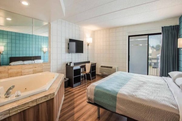 Foto van 1 kingsize bed | Rookvrij, bubbelbad - Vakantiehuis in Somers Point - BedRoom