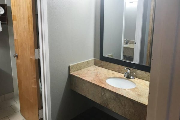 Foto van 2 tweepersoonsbedden | Roken toegestaan, koelkast - Vakantiehuis in Tupelo - BathRoom