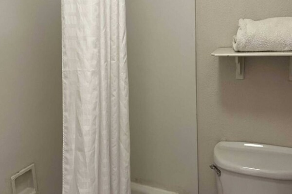 Foto van 2 tweepersoonsbedden (queensize) | Niet-roken, koelkast (Micfridge) - BathRoom