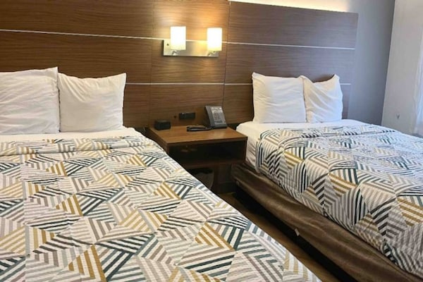 Foto van 2 tweepersoonsbedden (queensize) | Niet-roken, koelkast (Micfridge) - BedRoom