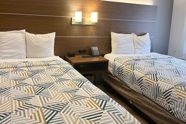 Foto van 2 tweepersoonsbedden (queensize) | Niet-roken, koelkast (Micfridge) - BedRoom