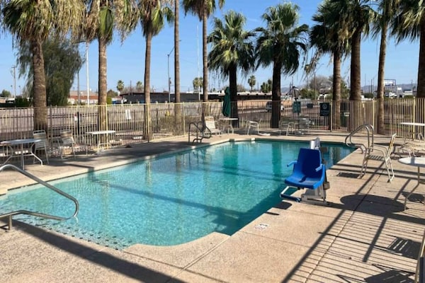Foto van 1 kingsize bed | Rookvrij - Vakantiehuis in Phoenix - Pool