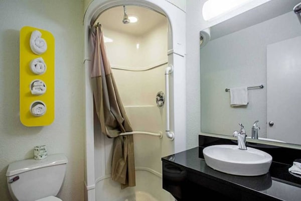 Foto van 1 tweepersoonsbed | Toegankelijk voor mindervaliden/bad - BathRoom