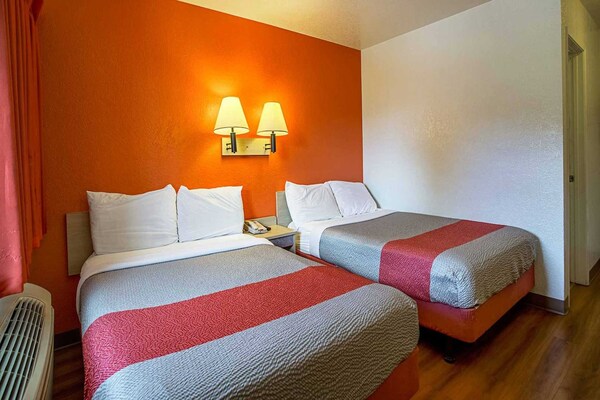 Foto van 2 tweepersoonsbedden | Koelkast - Vakantiehuis in Prescott - BedRoom