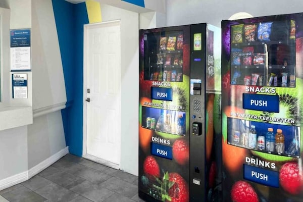 Foto van 1 kingsize bed | Badkuip met mobiele toegang | Keuken - FloorPlan