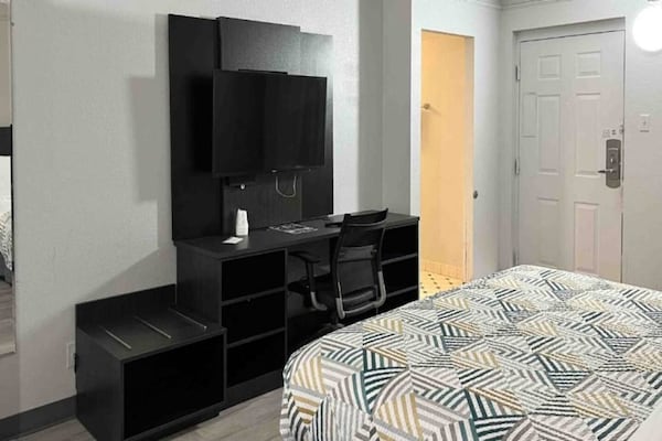 Foto van 1 kingsize bed | Badkuip met mobiele toegang | Keuken - BedRoom