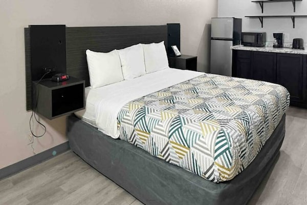 Foto van 1 kingsize bed | Badkuip met mobiele toegang | Keuken - BedRoom