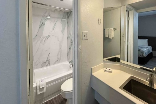 Foto van 1 kingsize bed | Badkuip met mobiele toegang | Keuken - BathRoom