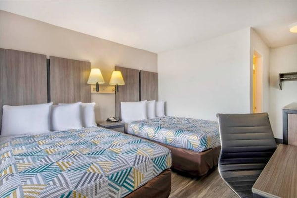 Foto van 2 tweepersoonsbedden | Roken toegestaan, koelkast aanwezig - BedRoom