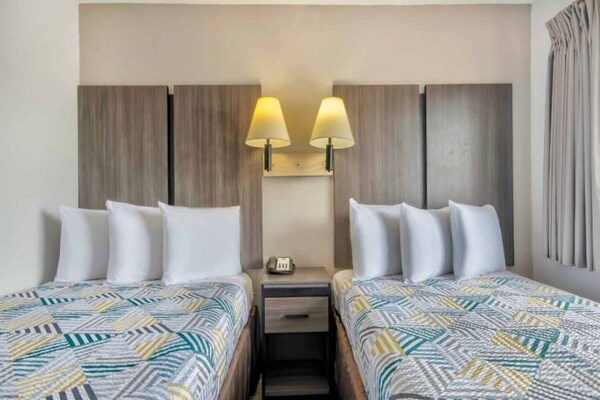 Foto van 2 tweepersoonsbedden | Roken toegestaan, koelkast aanwezig - BedRoom