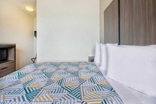 Foto van 1 tweepersoonsbed (Queensize) | Nsmk, koelkast - Vakantiehuis in Jonesboro - BedRoom