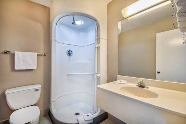 Foto van 1 tweepersoonsbed (Queensize) | Nsmk, koelkast - Vakantiehuis in Jonesboro - BathRoom