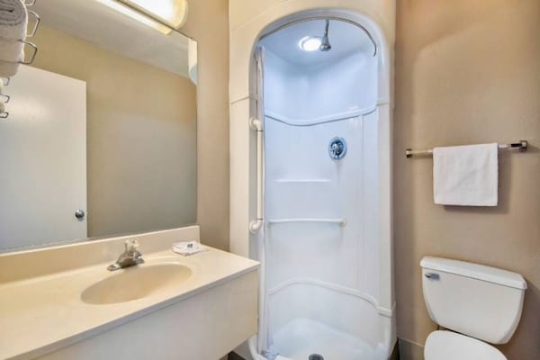 Foto van 1 tweepersoonsbed (Queensize) | Nsmk, koelkast - Vakantiehuis in Jonesboro - BathRoom