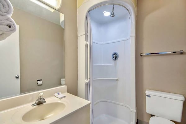Foto van 1 tweepersoonsbed (Queensize) | Nsmk, koelkast - Vakantiehuis in Jonesboro - BathRoom