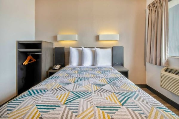 Foto van 1 tweepersoonsbed (Queensize) | Nsmk, koelkast - Vakantiehuis in Jonesboro - BedRoom