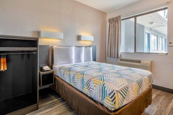 Foto van 1 tweepersoonsbed (queensize) | Rookoven, koelkast - BedRoom