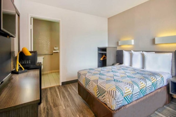 Foto van 1 tweepersoonsbed (queensize) | Rookoven, koelkast - BedRoom