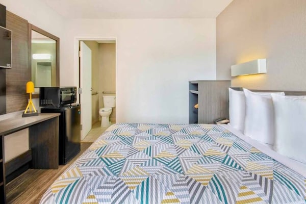 Foto van 1 tweepersoonsbed (queensize) | Rookoven, koelkast - BedRoom
