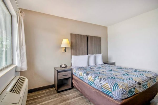 Foto van 1 tweepersoonsbed (queensize) | Rookoven, koelkast - BedRoom