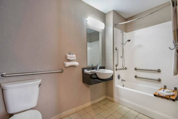 Foto van 1 tweepersoonsbed (queensize) | Rookoven, koelkast - BathRoom
