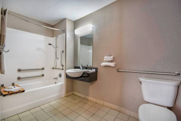 Foto van 1 tweepersoonsbed (queensize) | Rookoven, koelkast - Facilities