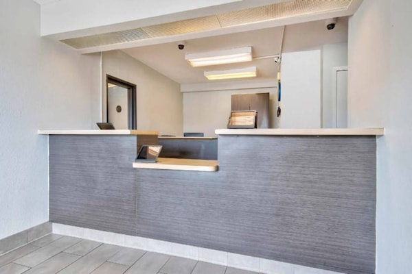 Foto van 1 tweepersoonsbed (queensize) | Rookoven, koelkast - FloorPlan