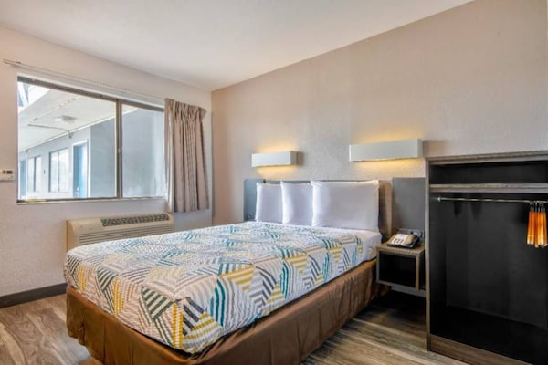 Foto van 1 tweepersoonsbed (queensize) | Rookoven, koelkast - BedRoom