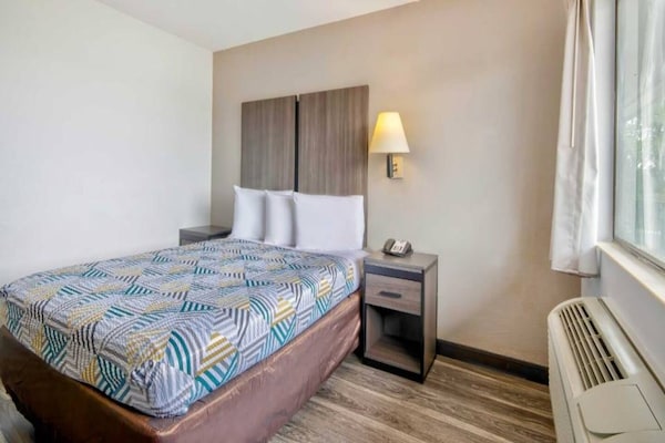Foto van 1 tweepersoonsbed (queensize) | Rookoven, koelkast - BedRoom