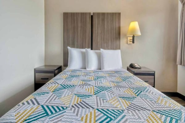Foto van 1 tweepersoonsbed (queensize) | Rookoven, koelkast - BedRoom
