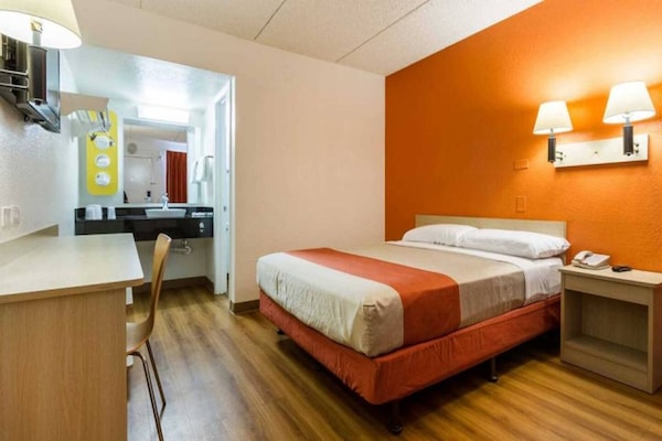 Foto van 1 tweepersoonsbed | Rolstoeltoegankelijke douche (conform ADA/RI) – Luchthaven Phoenix - BedRoom