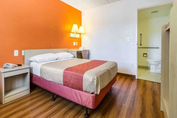 Foto van 1 tweepersoonsbed | Rolstoeltoegankelijke douche (conform ADA/RI) – Luchthaven Phoenix - BedRoom