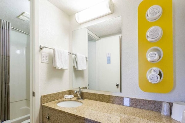 Foto van 1 tweepersoonsbed | Rolstoeltoegankelijk/badkuip – Luchthaven Phoenix - BathRoom