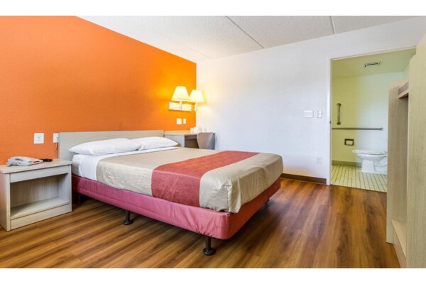 Foto van 1 tweepersoonsbed | Rolstoeltoegankelijk/badkuip – Luchthaven Phoenix - BedRoom