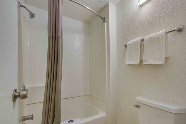 Foto van 1 tweepersoonsbed | Rolstoeltoegankelijke douche/minikoelkast - BathRoom