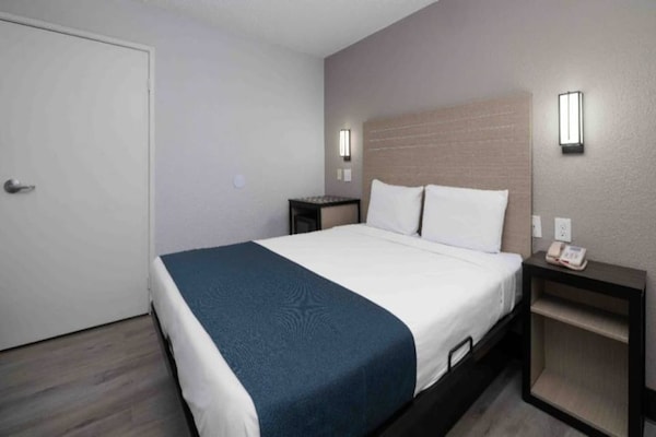 Foto van 1 tweepersoonsbed | Douche conform ADA/RI-normen - Vakantiehuis in Tempe - BedRoom