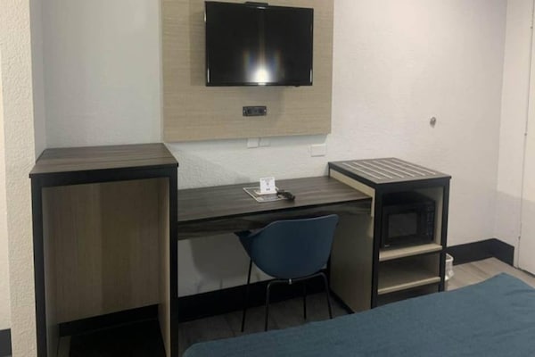 Foto van 1 tweepersoonsbed | Douche conform ADA/RI-normen - Vakantiehuis in Tempe - BedRoom