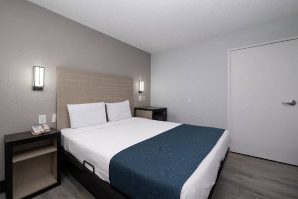 Foto van 1 tweepersoonsbed | Douche conform ADA/RI-normen - Vakantiehuis in Tempe - BedRoom