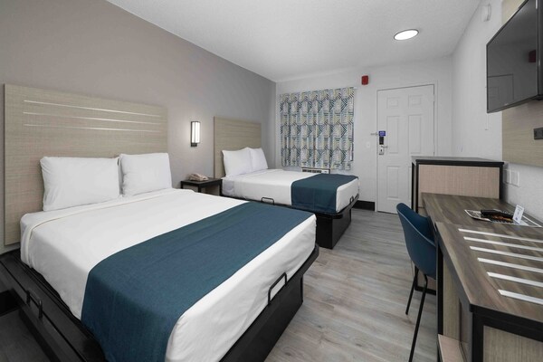 Foto van 2 tweepersoonsbedden | Koelkast - Vakantiehuis in Tempe - BedRoom