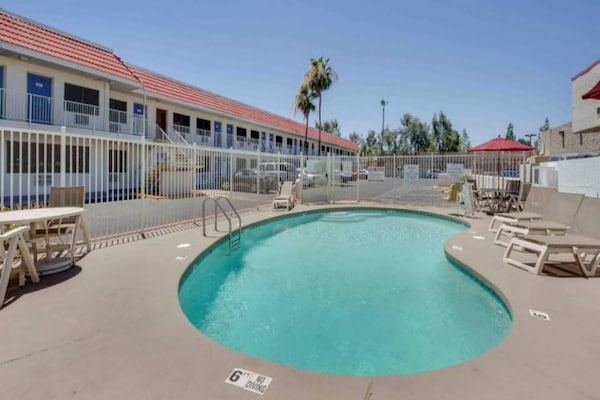 Foto van 2 tweepersoonsbedden | Koelkast - Vakantiehuis in Tempe - Pool
