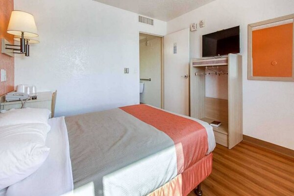 Foto van 1 tweepersoonsbed | Rolstoeltoegankelijke douche | Minikoelkast - BedRoom