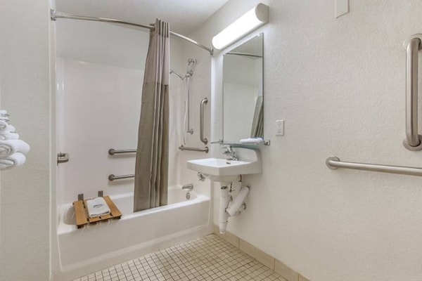Foto van 1 tweepersoonsbed | Rolstoeltoegankelijke douche | Minikoelkast - Facilities