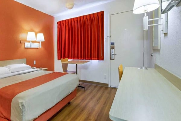 Foto van 1 tweepersoonsbed | Toegankelijk voor mindervaliden / Badkuip / Minikoelkast - BedRoom
