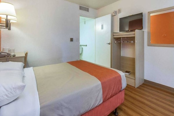 Foto van 1 tweepersoonsbed | Toegankelijk voor mindervaliden / Badkuip / Minikoelkast - BedRoom
