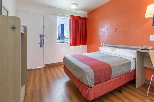 Foto van 1 tweepersoonsbed | Toegankelijk voor mindervaliden / Badkuip / Minikoelkast - BedRoom