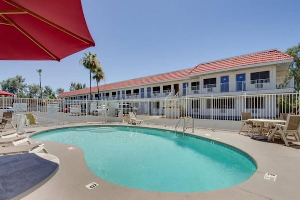 Foto van 2 tweepersoonsbedden | Minikoelkast - Vakantiehuis in Tempe - Pool