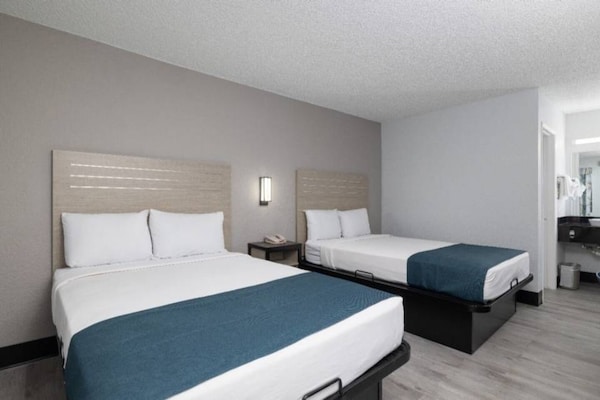 Foto van 2 tweepersoonsbedden | Minikoelkast - Vakantiehuis in Tempe - BedRoom