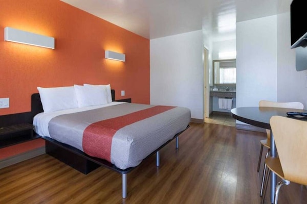 Foto van 1 kingsize bed | Rookvrij - Vakantiehuis in Claremont - BedRoom