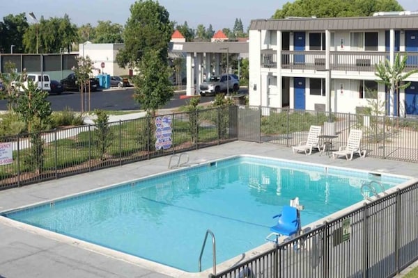 Foto van 2 tweepersoonsbedden (queensize) | Roken toegestaan - Pool