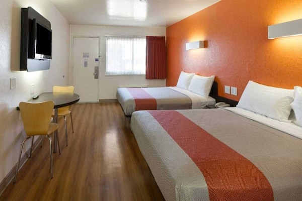 Foto van 2 tweepersoonsbedden (queensize) | Rookvrij - Vakantiehuis in Claremont - BedRoom