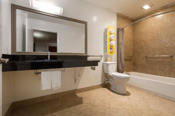 Foto van 2 tweepersoonsbedden (queensize) | Rookvrij - Vakantiehuis in Claremont - BedRoom